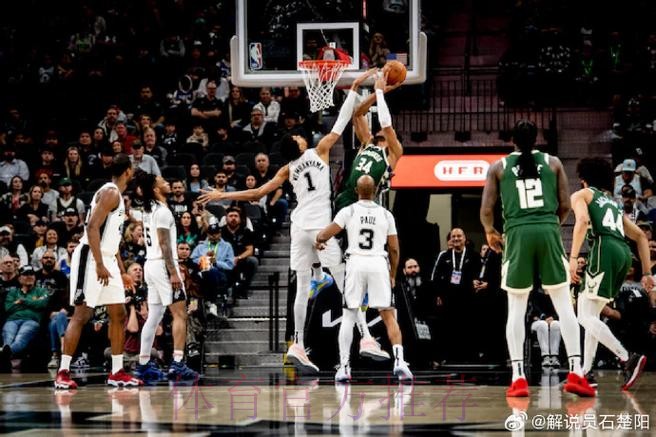 文班亚马空接暴扣又投进三分，目前三分10中6砍下26分8篮板